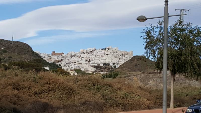 Mojacar Pueblo mit Kirche, einziges braunes Geäbude Mojacar Pueblo mit Kirche, einziges braunes Geäbude